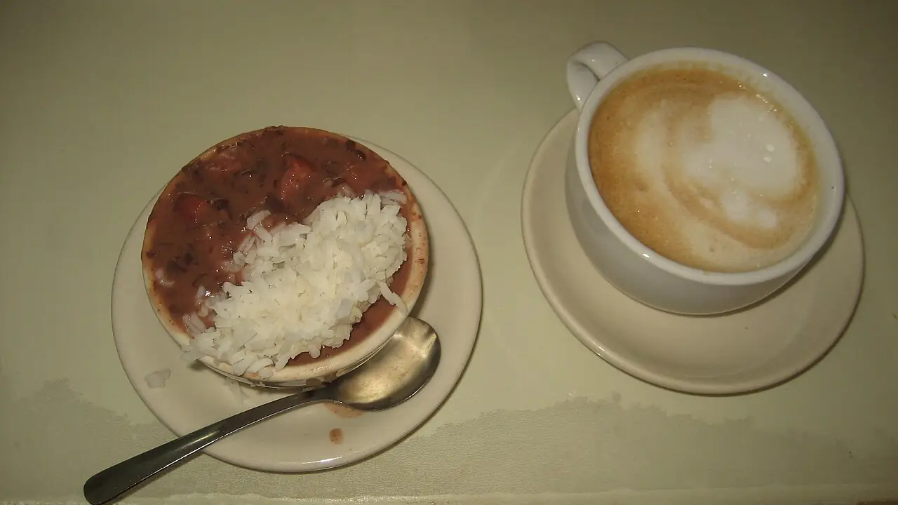 Cappuccino und Croissant